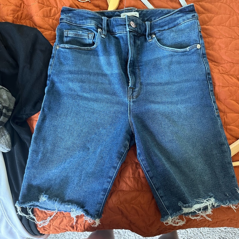 Good American cropped shorts hit right above the knee